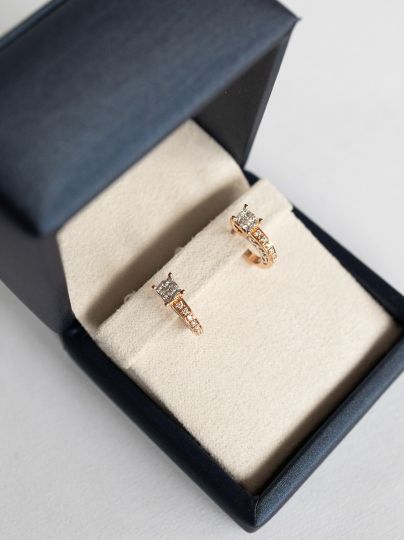 Pre-owned roségouden creolen met diamant princess en briljant