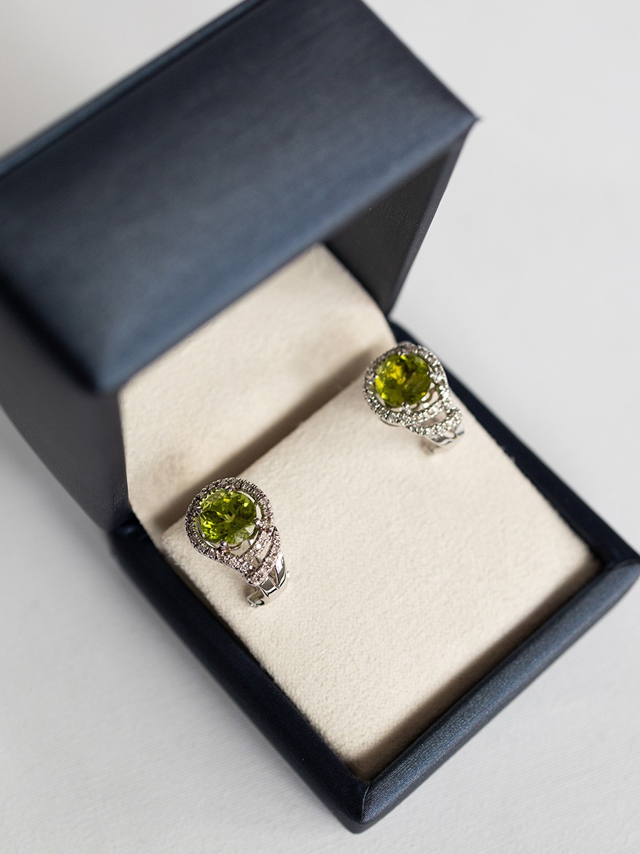 Pre-owned witgouden oorclips met Beryl en diamant