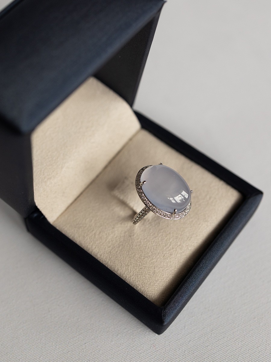 Pre-owned witgouden ring met grijze chalcedoon en diamant