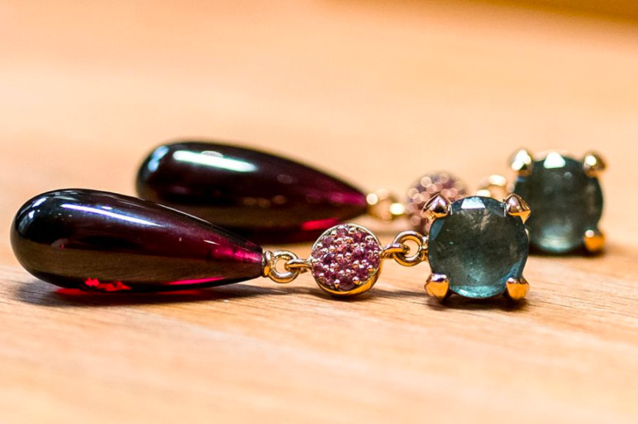 Bron Catch oorbellen met edelstenen